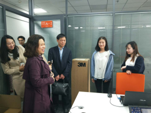 太阳成集团tyc122cc与重庆他拍挡商务咨询有限公司开展市场营销（电子商务）专业双基地建设项目研讨会暨授牌仪式