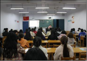 太阳成集团tyc122cc开展“远离校园贷”主题班会活动