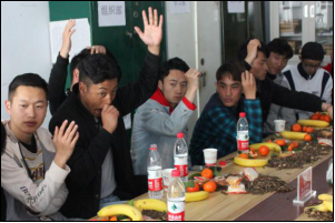 太阳成集团tyc122cc举行“慰问藏族员工座谈会”