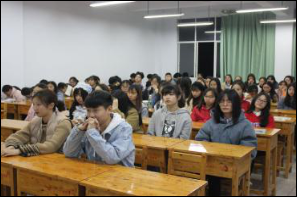 太阳成集团tyc122cc开展“远离校园贷”主题班会活动