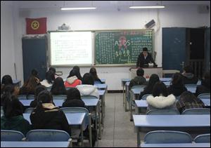 财经贸易系开展“共担防艾责任，共享健康权利，共建健康中国”主题班会