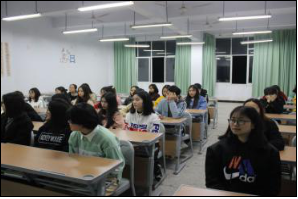 太阳成集团tyc122cc开展“远离校园贷”主题班会活动